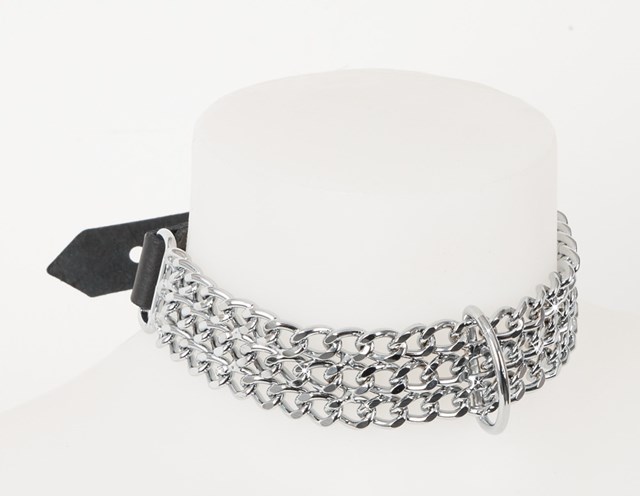 Halsband med tre metallkedjor