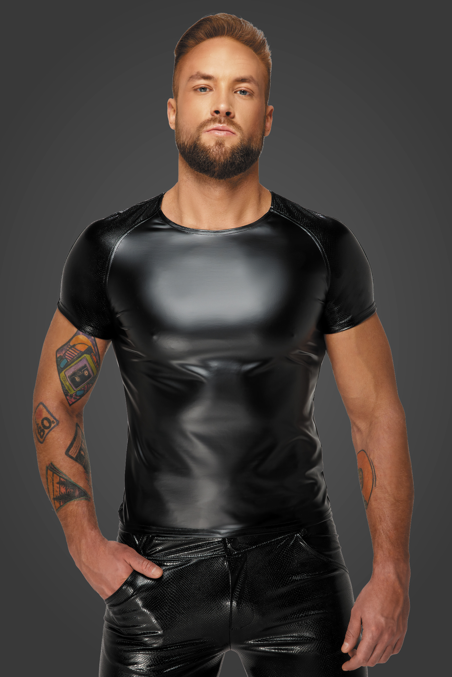 H070 Svart Wetlook t-shirt med ormskinnslook