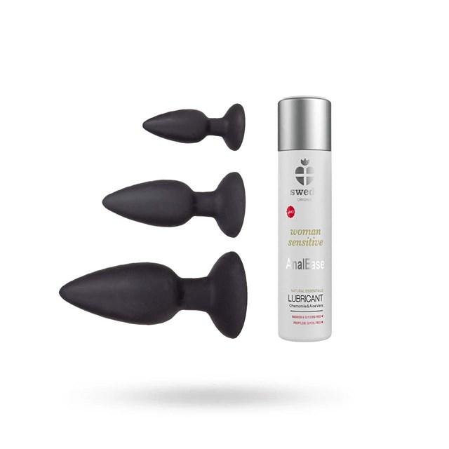 SUSTAINABLE PLEASURE SILICONE BUTTPLUG TRAINER KIT
& SWEDE SENSITIVE ANALEASE GLIDMEDEL 120 ML